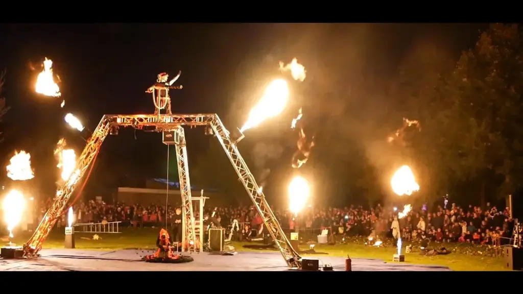 Triphorium Show Bühnenaufbau Feuershow mit Flammenprojektoren